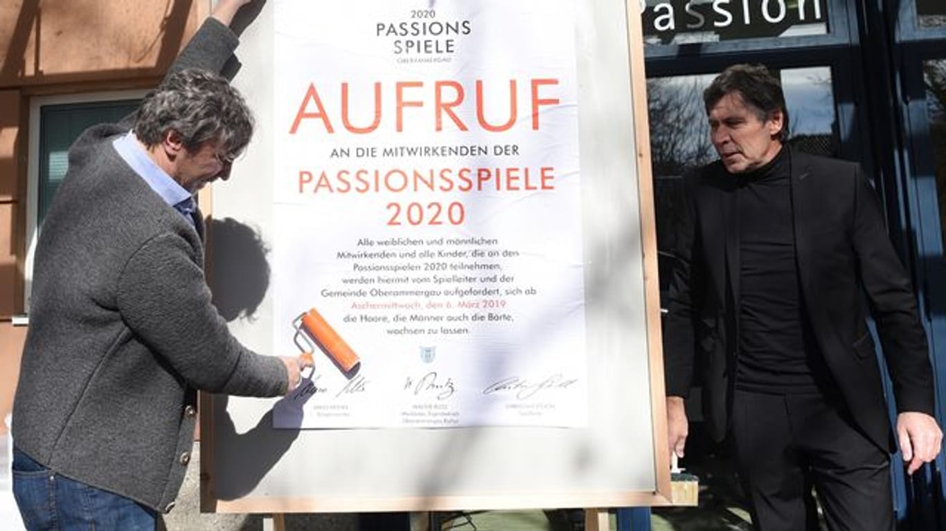 Spielleiter Christian Stückl (l) und der damalige Bürgermeister von Oberammergau, Arno Nunn (parteilos) machten 2019 den Aufruf zum "Haar- und Barterlass" öffentlich.