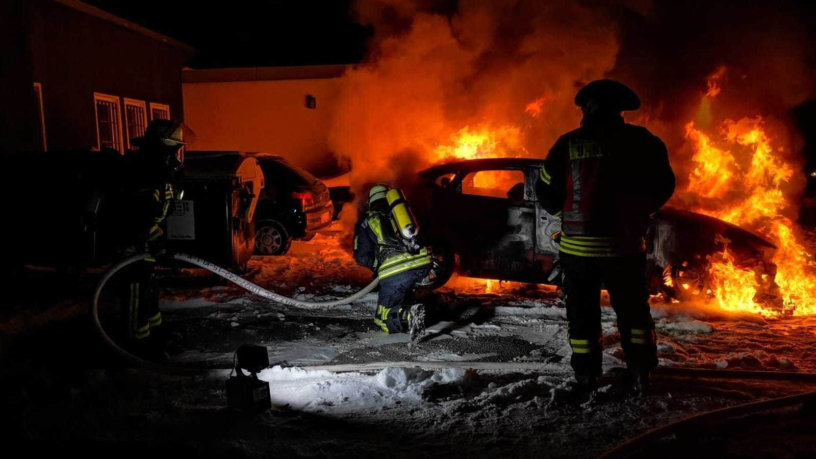 Die Feuerwehr löscht den Brand des Pkw: Die Polizei geht von Brandstiftung aus.