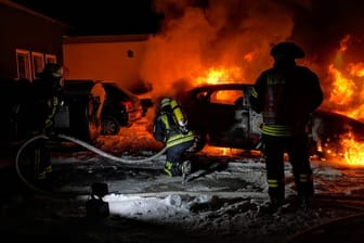 Die Feuerwehr löscht den Brand des Pkw: Die Polizei geht von Brandstiftung aus.