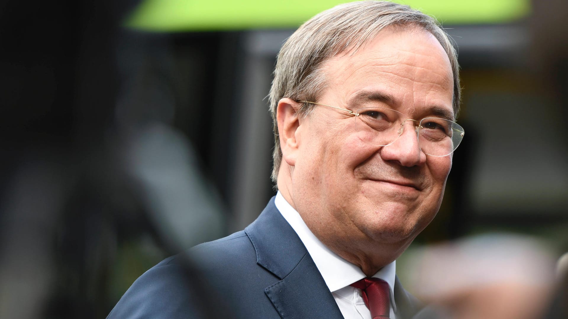 Armin Laschet (CDU) lächelt in die Kamera: Seinen runden Geburtstag wird der Nordrhein-Westfälische Ministerpräsident Corona-bedingt nur mit der Familie feiern. Armin Laschet (CDU) lächelt in die Kamera: Seinen runden Geburtstag wird der Nordrhein-Westfälische Ministerpräsident Corona-bedingt nur mit der Familie feiern.
