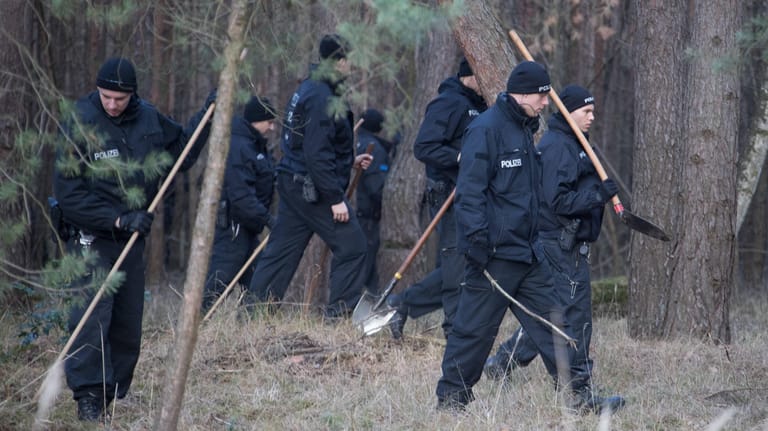 Suche im Wald in Brandenburg: Die Polizei sucht in Wäldern und an Seen im dünn besiedelten Brandenburg 50 Kilometer südöstlich von Berlin nach der Leiche von Rebecca. Hunderte Polizisten, Taucher und Leichenspürhunde sind im Einsatz. Sie finden nichts.