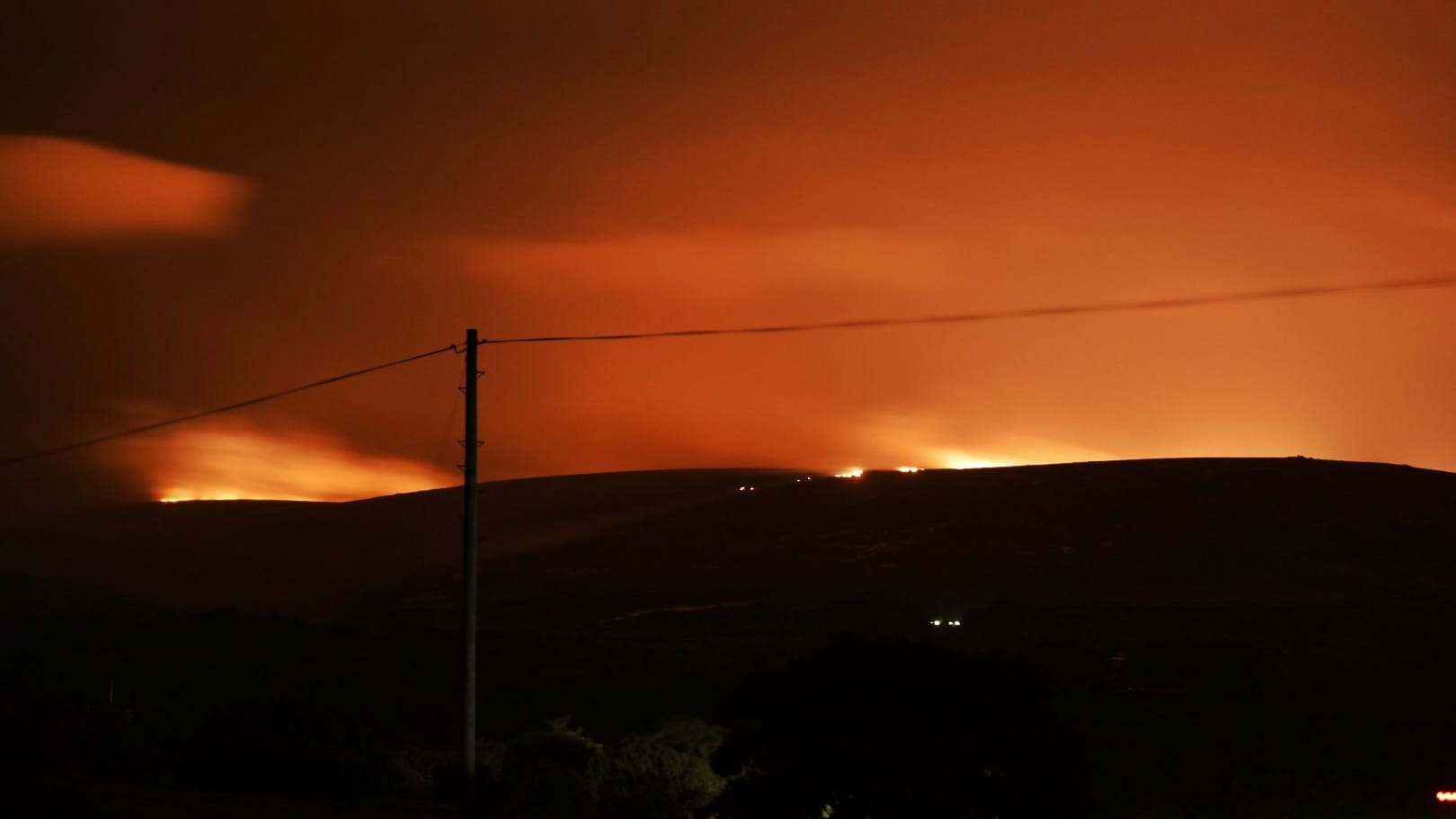 Feuer in Dartmoor: Der Brand wurde offenbar durch starke Winde noch begünstigt. Feuer in Dartmoor: Der Brand wurde offenbar durch starke Winde noch begünstigt.