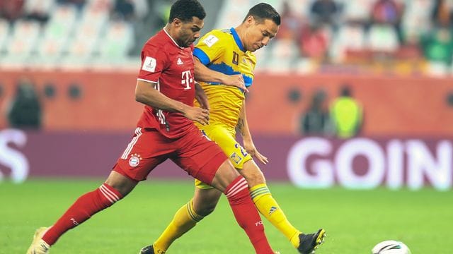 Serge Gnabry (l) zog sich einen Muskelfaserriss zu.