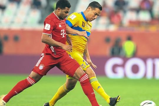 Serge Gnabry (l) zog sich einen Muskelfaserriss zu.