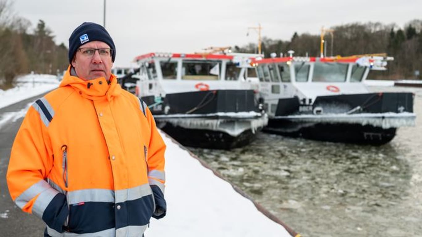 Andreas Schultz, Schiffsführer vom Eisbrecher „Elbe“, steht vor den beiden Eisbrechern „Elbe“ und „Biber“ in Scharnebeck.