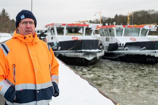 Andreas Schultz, Schiffsführer vom Eisbrecher „Elbe“, steht vor den beiden Eisbrechern „Elbe“ und „Biber“ in Scharnebeck.