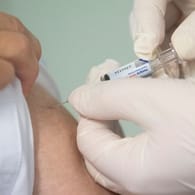 Ein Mann wird geimpft (Symbolbild): In Hamburg fallen gut drei Viertel der Menschen nicht in die Impf-Priorisierung.