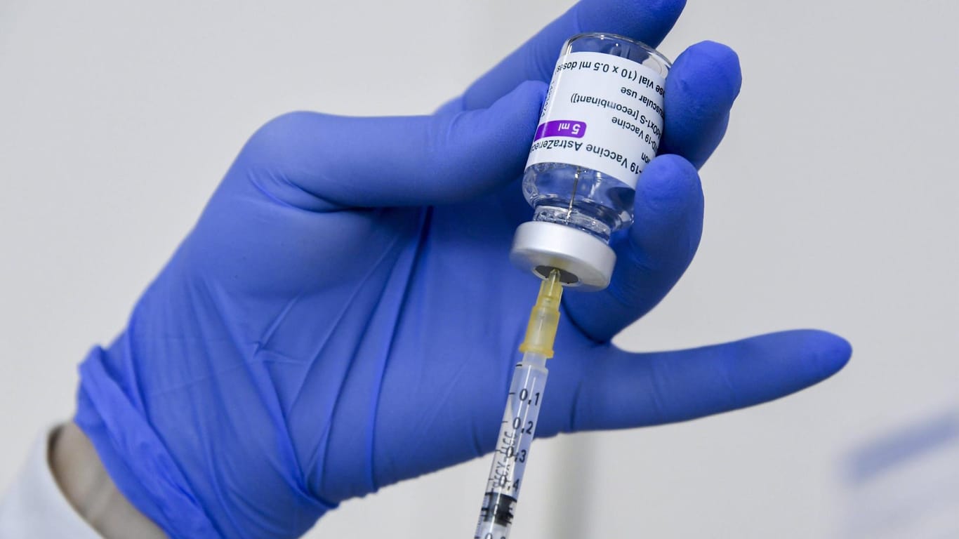 Eine Spritze wird mit dem Impfstoff aufgezogen (Symbolbild): In Bonn sind bereits mehr als 5.000 Menschen zum zweiten Mal geimpft worden.