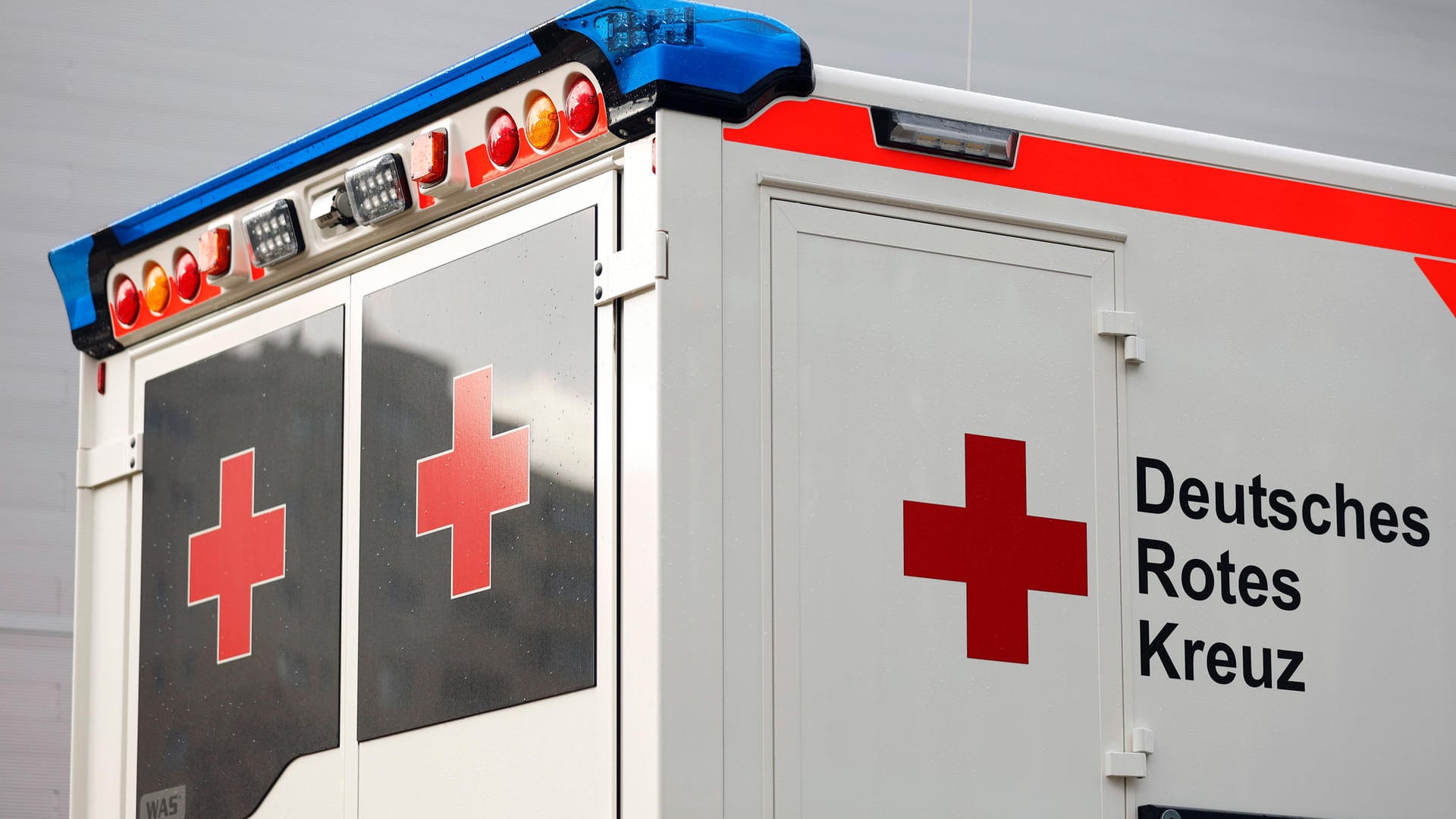 Ein Rettungswagen: Ein Jugendlicher ist bei einem Autokorso schwer verletzt worden. (Symbolbild) Ein Rettungswagen: Ein Jugendlicher ist bei einem Autokorso schwer verletzt worden. (Symbolbild)