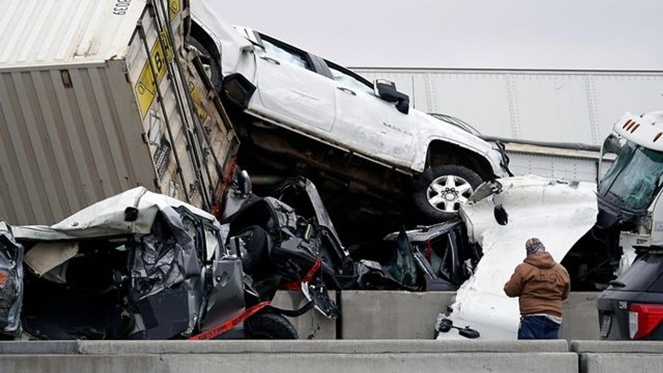Fahrzeuge stapeln sich nach einem Unfall auf der Interstate 35 in der Nähe von Fort Worth im Bundesstaat Texas.