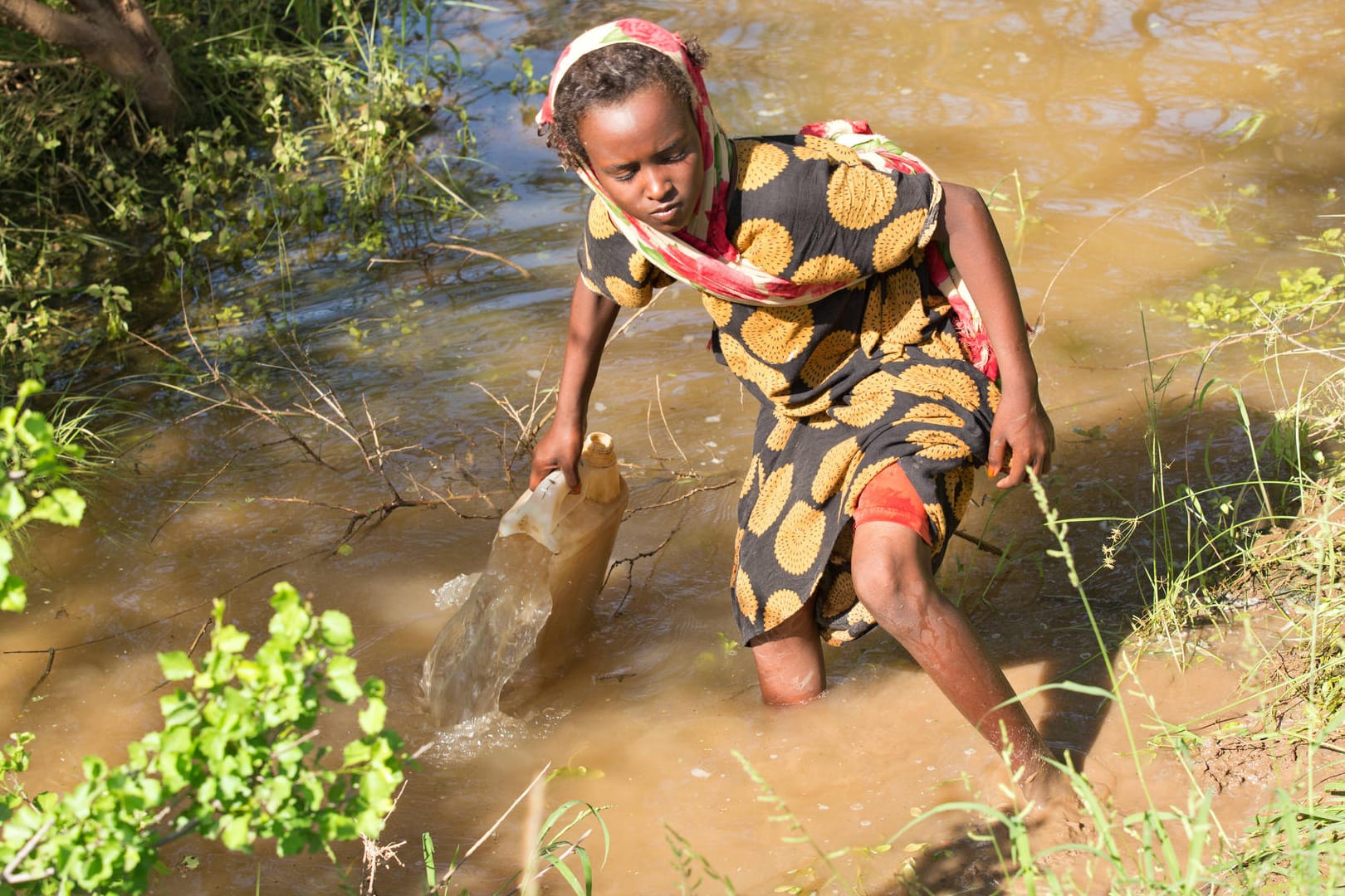 Ein Mädchen schöpft in Äthiopien Wasser: Mit dem neuen Entwurf des Lieferkettengesetzes soll Kinderarbeit eingedämmt werden.