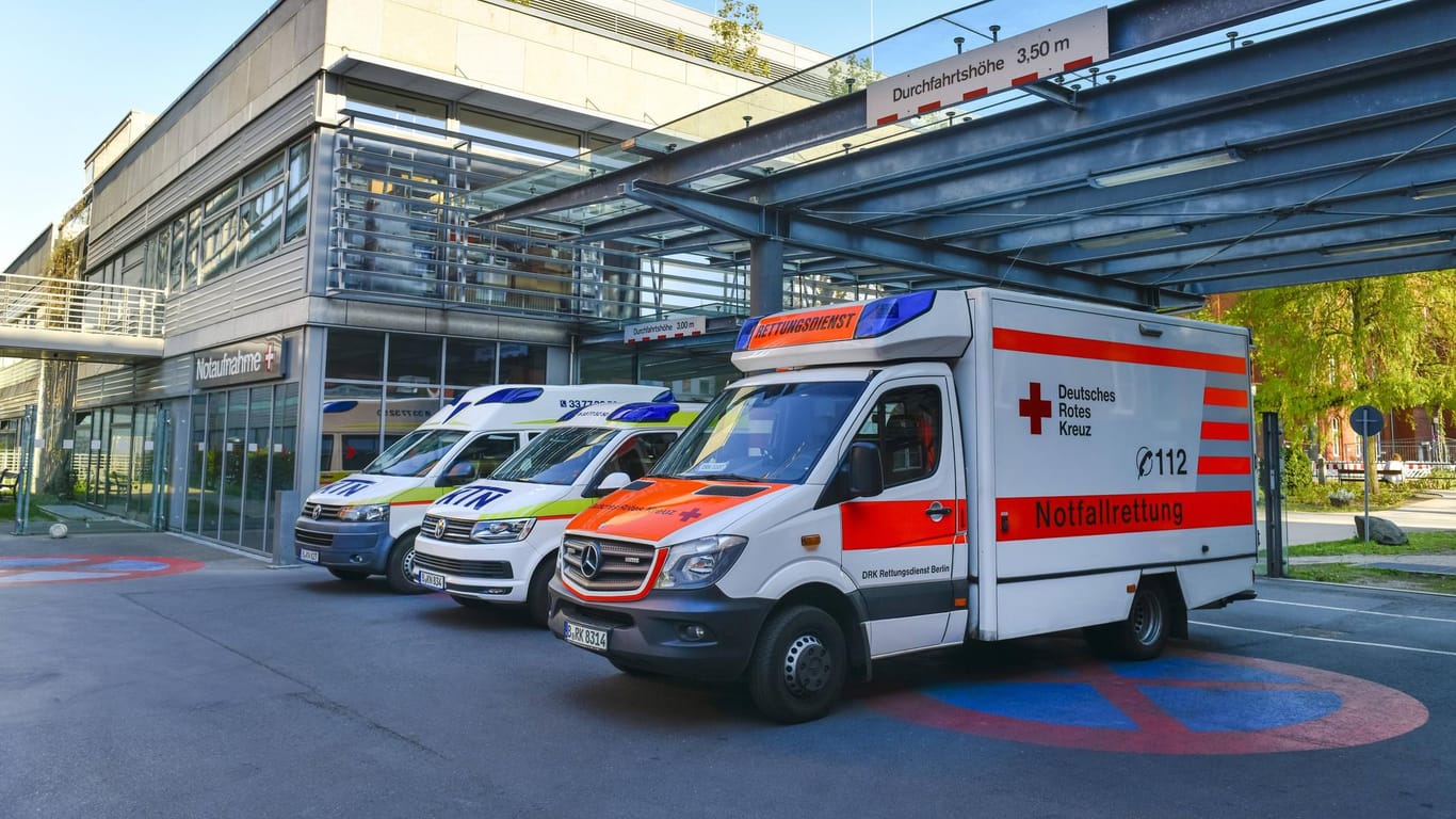 Rettungsdienst und Krankentransporter stehen vor der Notaufnahme des Vivantes-Klinikums in Spandau: Die Einrichtung hat ein Aufnahmestopp verhängt.