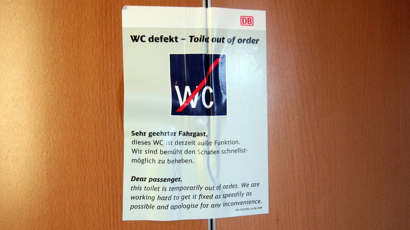 Ein Schild mit dem Hinweis "WC defekt" an einer Zugtoilette (Symbolbild): Ein blinder Passagier von Hamburg nach Köln hatte eine besonders dreiste Idee.