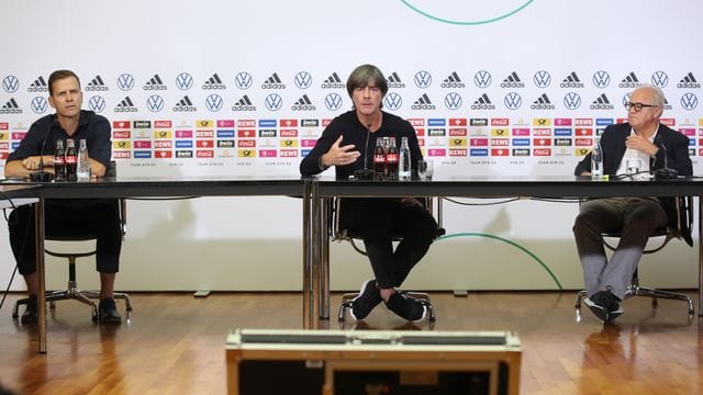 Gratulieten den FC Bayern zum sextuble: Oliver Bierhoff (l-r), Joachim Löw und Fritz Keller (bei einer virtuellen Pressekonferenz). Gratulieten den FC Bayern zum sextuble: Oliver Bierhoff (l-r), Joachim Löw und Fritz Keller (bei einer virtuellen Pressekonferenz).