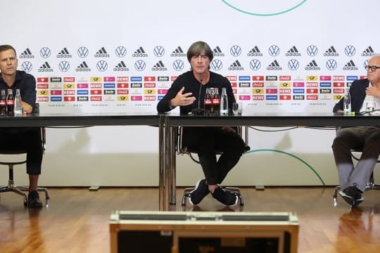 Gratulieten den FC Bayern zum sextuble: Oliver Bierhoff (l-r), Joachim Löw und Fritz Keller (bei einer virtuellen Pressekonferenz).