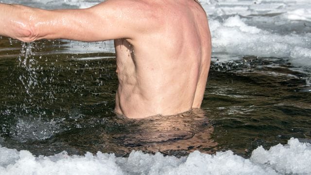 Eisbade-Anfänger sollten nicht direkt ins tiefe Wasser steigen.