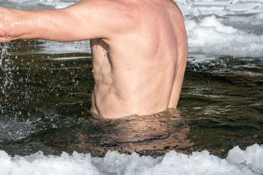 Eisbade-Anfänger sollten nicht direkt ins tiefe Wasser steigen.