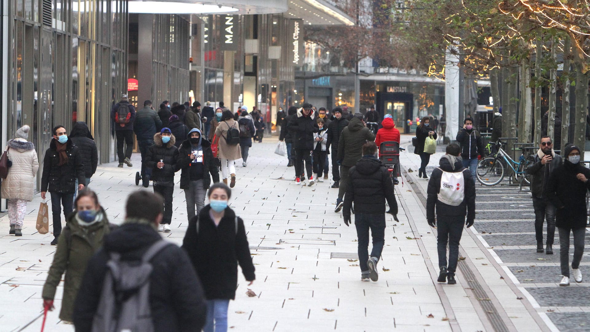 Einkaufsstraße in Frankfurt am Main: Wegen der Mutationen sind Aussagen über Herdenimmunität schwierig. (Symbolfoto)