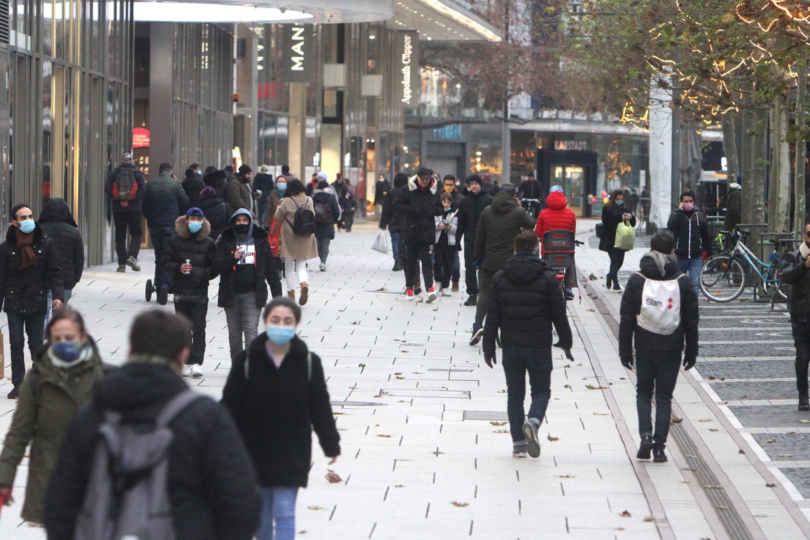 Einkaufsstraße in Frankfurt am Main: Wegen der Mutationen sind Aussagen über Herdenimmunität schwierig. (Symbolfoto)