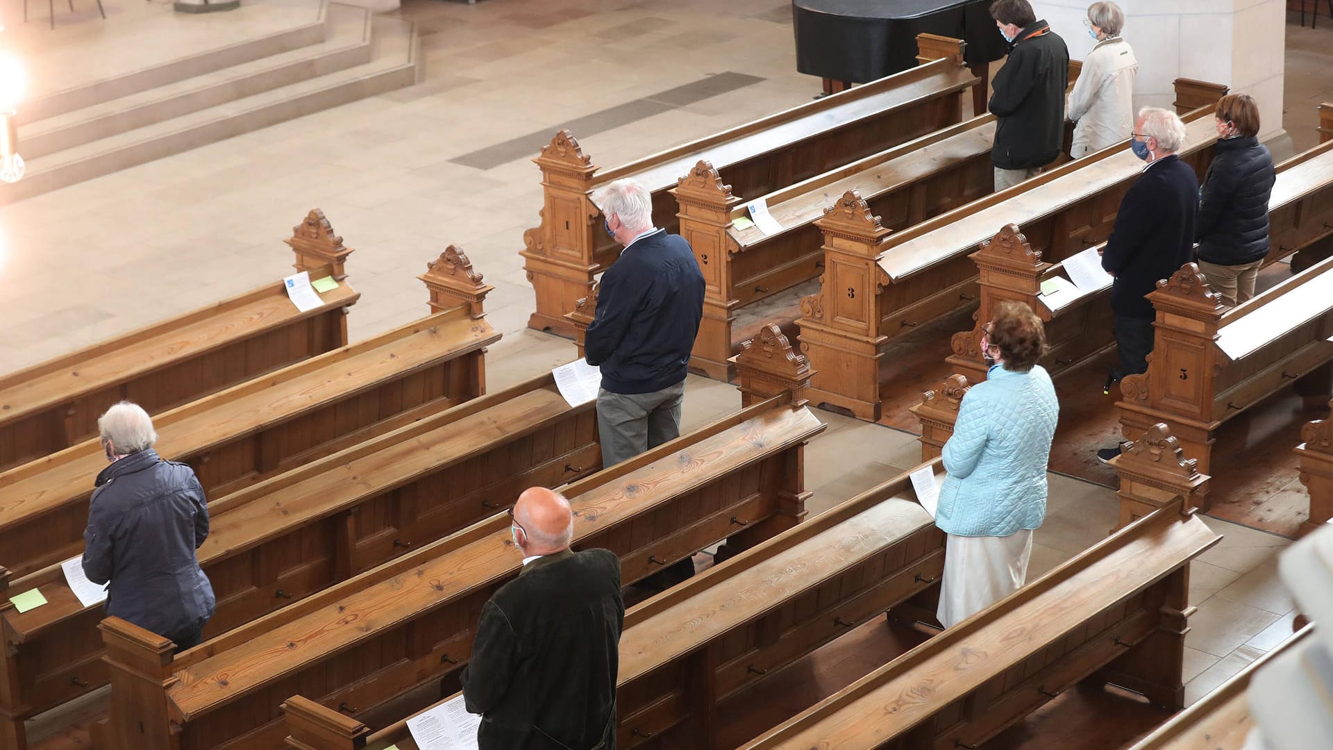 Betende Menschen in einer Kirche (Symbolbild): In einer Kirche in Düsseldorf wurde eine Frau beklaut. Betende Menschen in einer Kirche (Symbolbild): In einer Kirche in Düsseldorf wurde eine Frau beklaut.