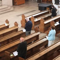 Betende Menschen in einer Kirche (Symbolbild): In einer Kirche in Düsseldorf wurde eine Frau beklaut.