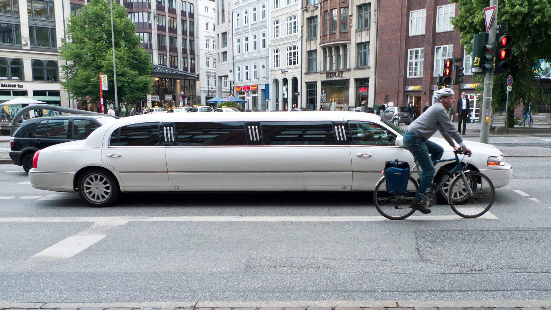 Eine Stretch-Limousine (Symbolbild): In dem Auto hatten 15- bis 20-Jährige gegen die Corona-Auflagen verstoßen.