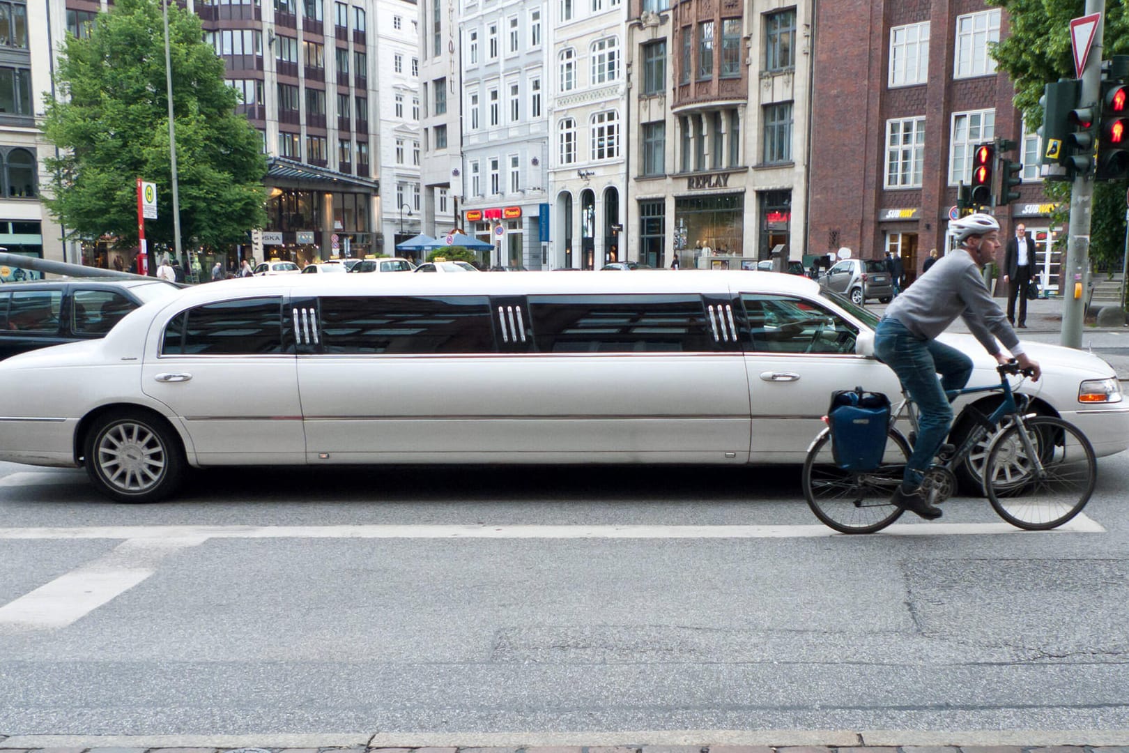 Eine Stretch-Limousine (Symbolbild): In dem Auto hatten 15- bis 20-Jährige gegen die Corona-Auflagen verstoßen.