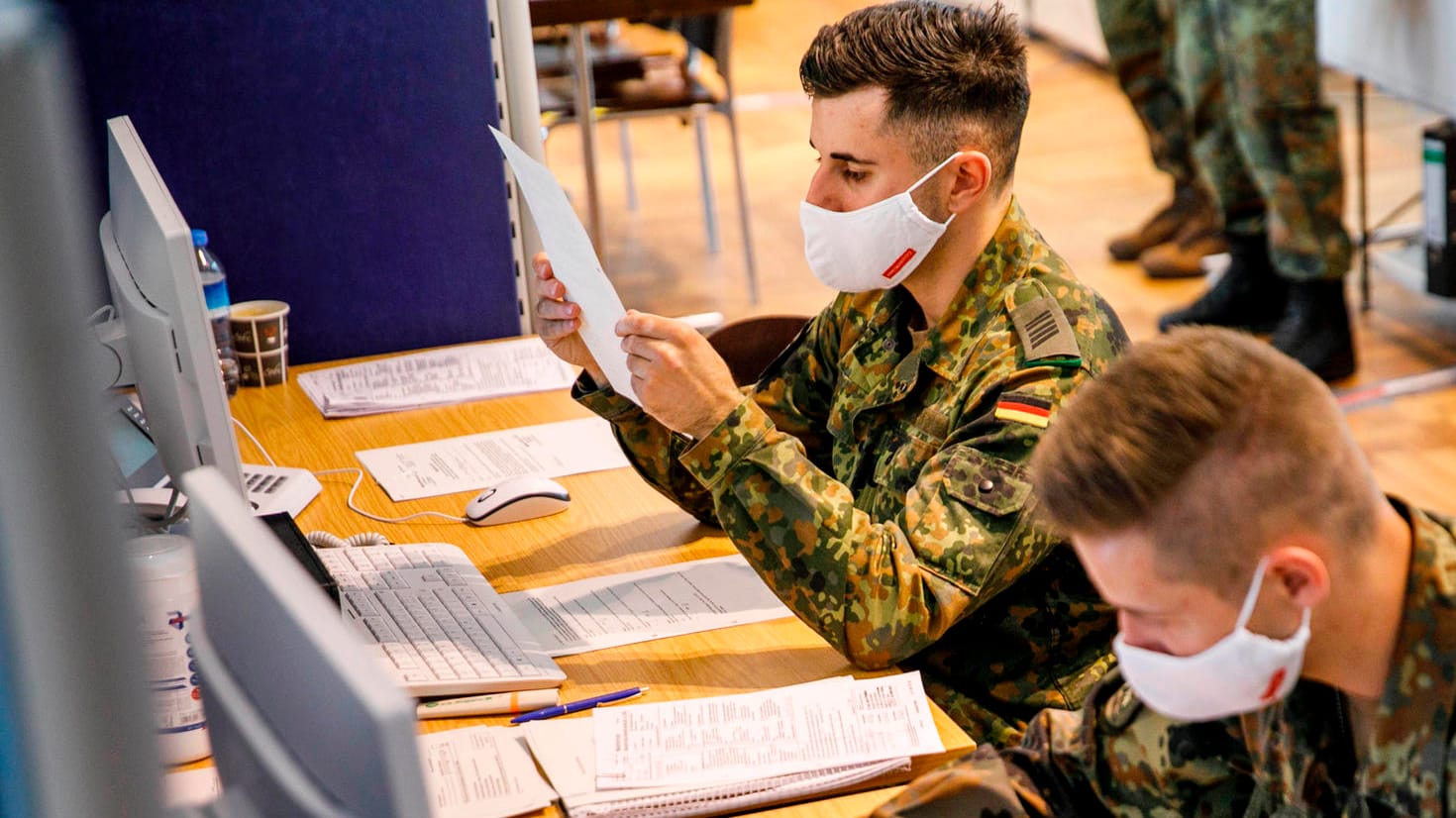 Kontaktnachverfolgung in einem Berliner Gesundheitsamt: Die Bundeswehr hilft beim Personal aus, gegen die empfohlene Software gibt es große Vorbehalte.