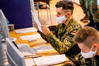 Kontaktnachverfolgung in einem Berliner Gesundheitsamt: Die Bundeswehr hilft beim Personal aus, gegen die empfohlene Software gibt es große Vorbehalte.