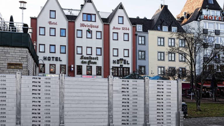 Hochwasserschutzwände am Rhein vor der Kölner Altstadt (Archivbild): Aufgrund der anhaltenden Kälte sind die Hochwasserschutzwände in Kölns Altstadt und in Porz festgefroren.