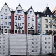 Hochwasserschutzwände am Rhein vor der Kölner Altstadt (Archivbild): Aufgrund der anhaltenden Kälte sind die Hochwasserschutzwände in Kölns Altstadt und in Porz festgefroren.