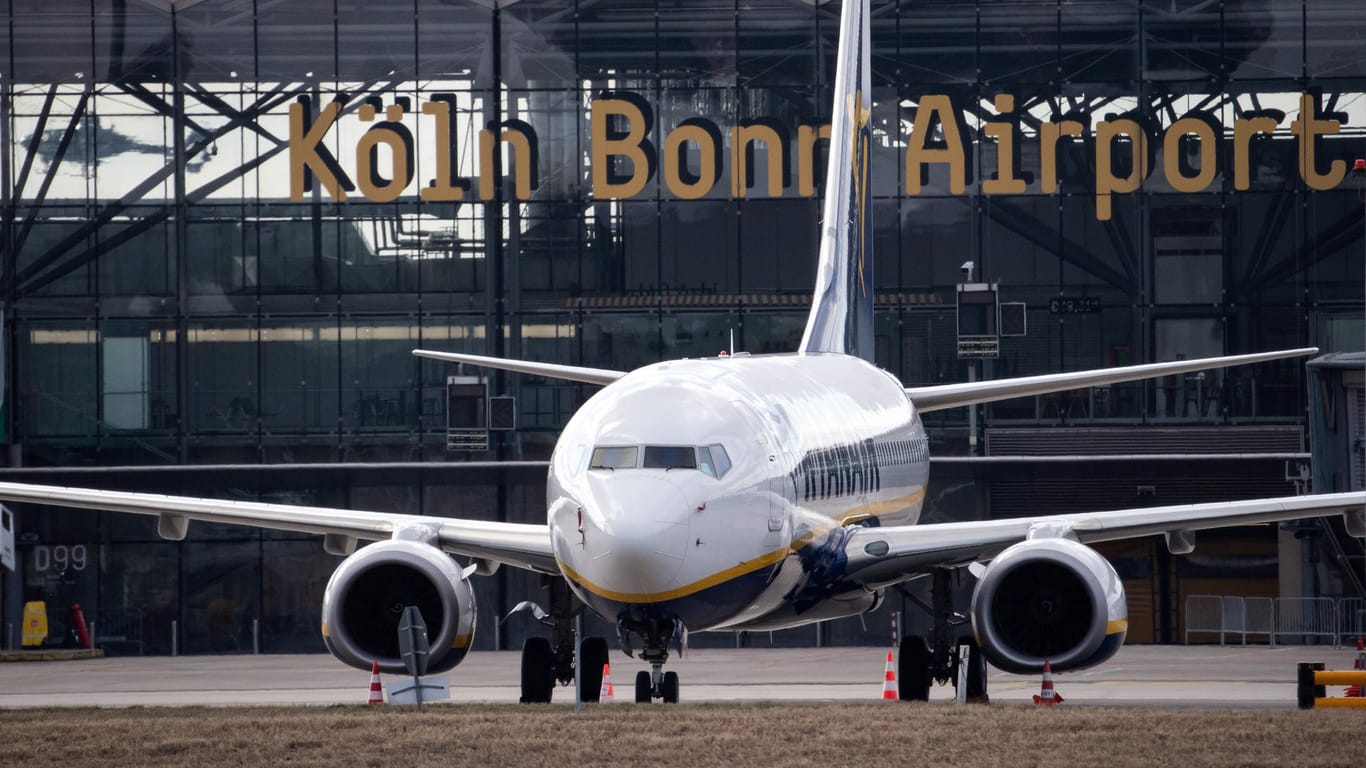 Eine Maschine am Flughafen Köln/Bonn (Symbolbild): Der Bund legt für die Airports ein 600-Millionen-Euro-Paket auf.