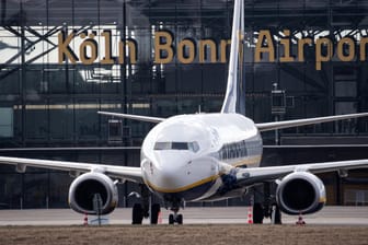 Eine Maschine am Flughafen Köln/Bonn (Symbolbild): Der Bund legt für die Airports ein 600-Millionen-Euro-Paket auf.
