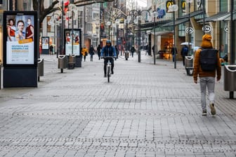 Fußgängerzone in Köln: Wenn die Inzidenz auf unter 35 sinkt, könnten die Geschäfte hier bald wieder öffnen (Archivbild).