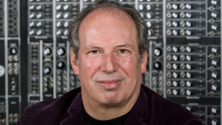 Der deutsche Komponist Hans Zimmer steht in seinem Studio: Von ihm stammt die Musik zu Dutzenden Film-Hits.