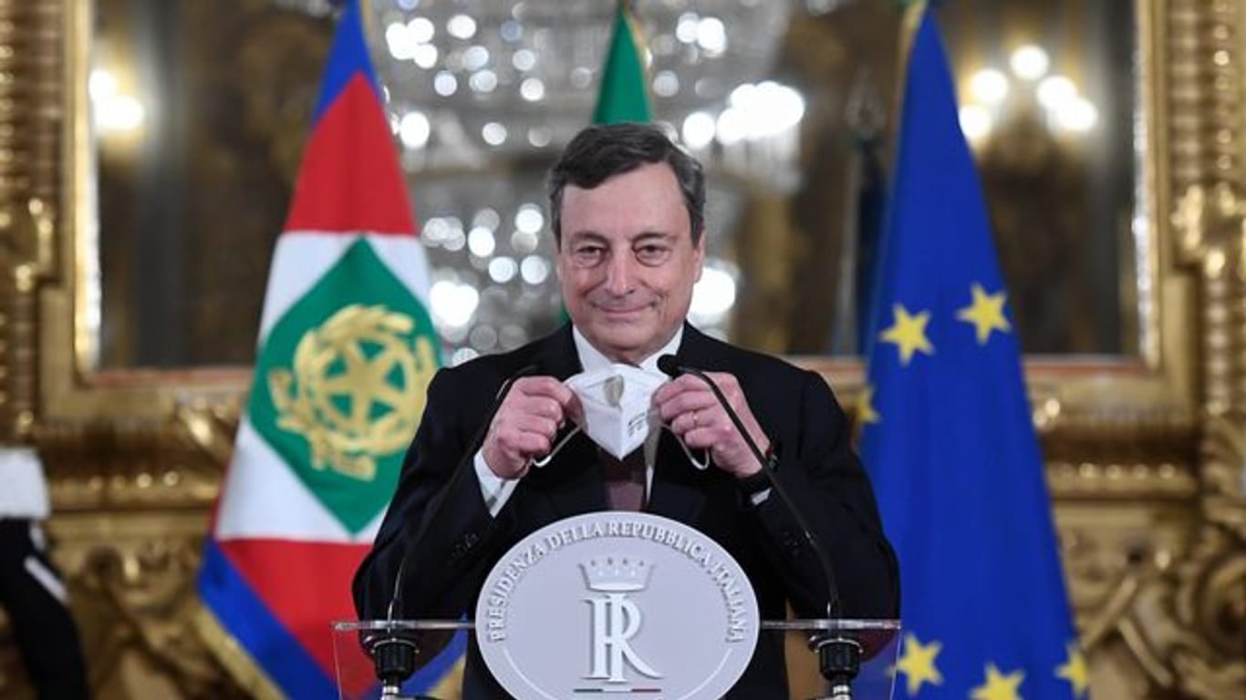 Mario Draghi spricht vor der Vereidigung als neuer Ministerpräsident Italiens mit Journalisten.