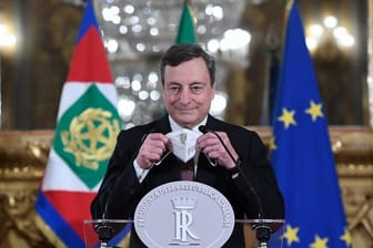 Mario Draghi spricht vor der Vereidigung als neuer Ministerpräsident Italiens mit Journalisten.