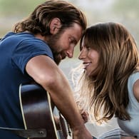 Bradley Cooper und Lady Gaga: Als Liebespaar in "A Star is Born" könnten sie dieses Jahr auch an Valentinstag für Gänsehaut sorgen.