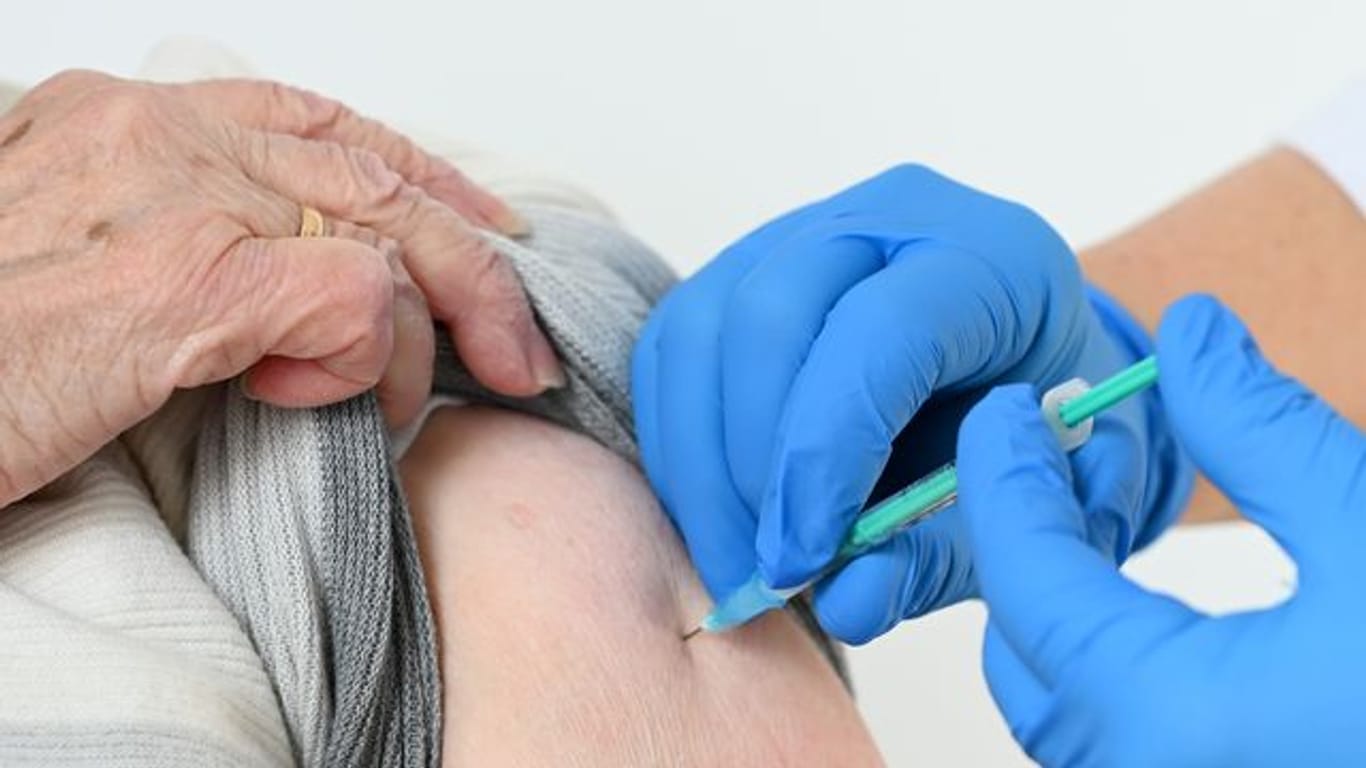 Eine Seniorin bekommt im Landkreis Kassel eine Impfung.