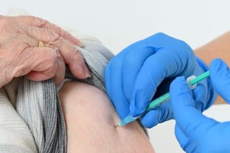 Eine Seniorin bekommt im Landkreis Kassel eine Impfung.