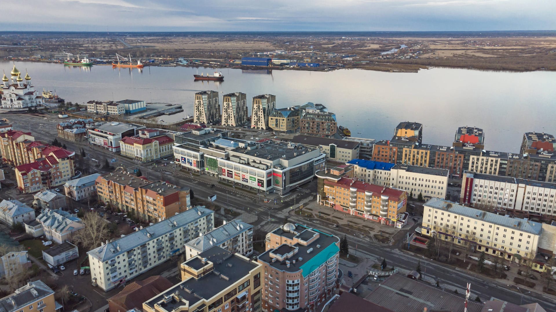 Die Stadt Archangelsk: Hier ermordete der 51-Jährige drei Männer, um Teile der Körper zu kochen und zu essen (Archivbild). Die Stadt Archangelsk: Hier ermordete der 51-Jährige drei Männer, um Teile der Körper zu kochen und zu essen (Archivbild).