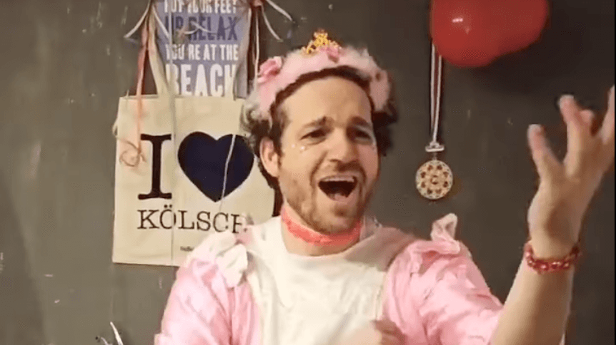 Musiker Max Biermann bei seinem privaten Corona-Karneval.