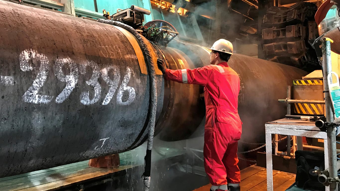 Ein Facharbeiter auf einem Schiff, von dem Rohre für Nord Stream 2 gelegt werden: Bund und Länder stehen hinter dem Projekt.