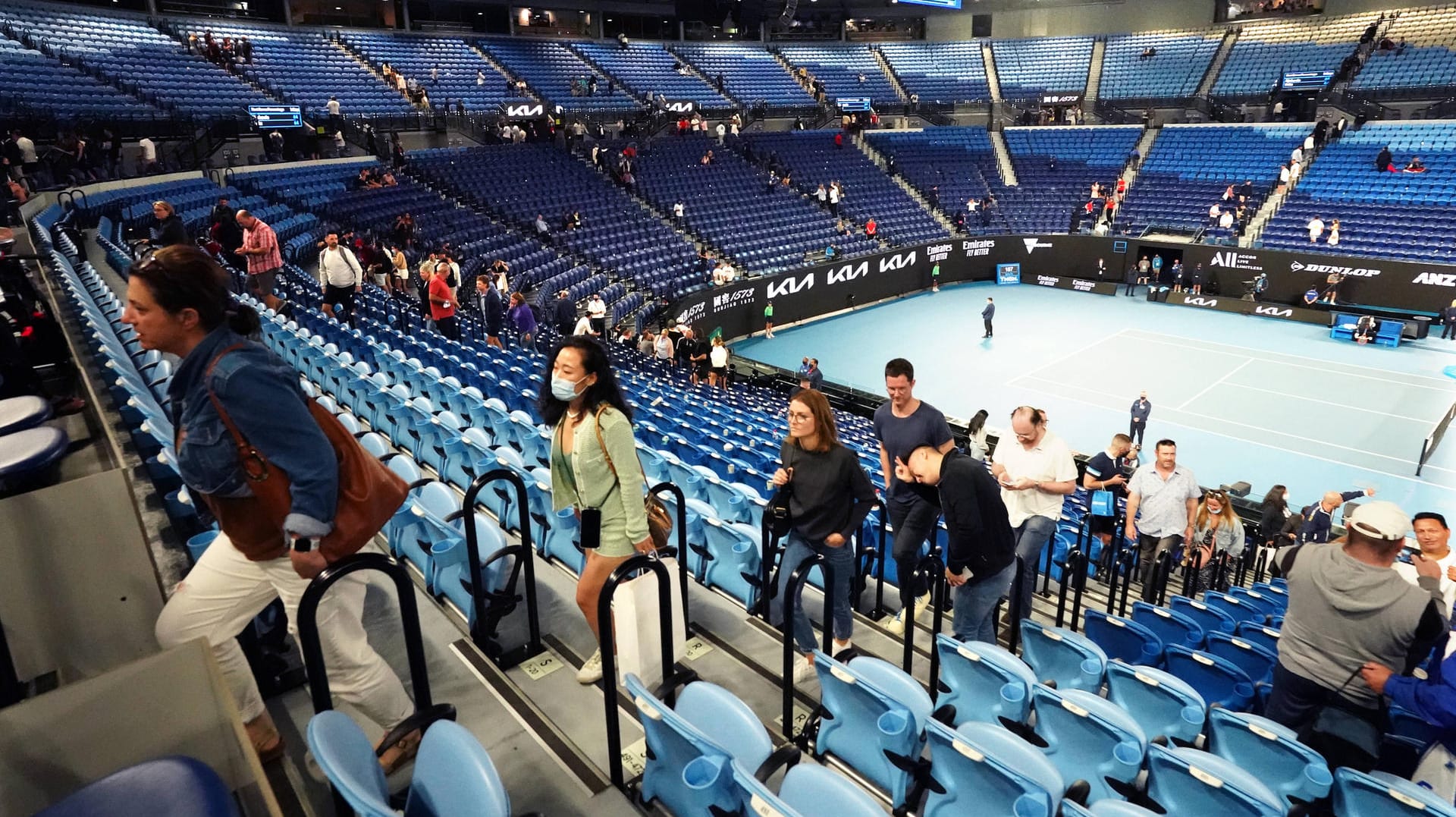 Kuriose Szenen in der Rod Laver Arena: Die Zuschauer mussten um 23:30 Uhr das Stadion verlassen.