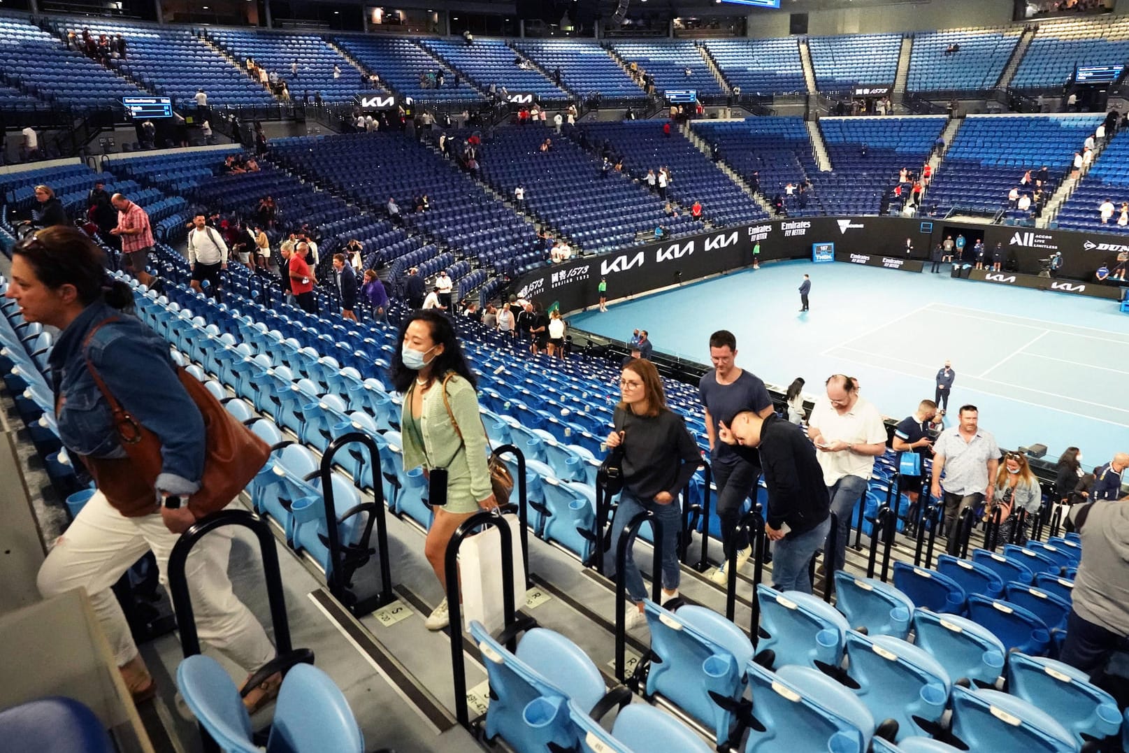 Kuriose Szenen in der Rod Laver Arena: Die Zuschauer mussten um 23:30 Uhr das Stadion verlassen.