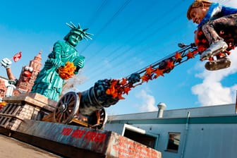 Ein Umzugswagen des Mainzer Carnevals-Vereins thematisiert die Abwahl des US-Präsidenten Donald Trump: Unter dem Motto "You are fired" senkt dabei die Freiheitsstatue ihre Fackel nach unten und entzündet eine Kanone, aus der Donald Trump auf einer Kugel sitzend gefeuert wird.