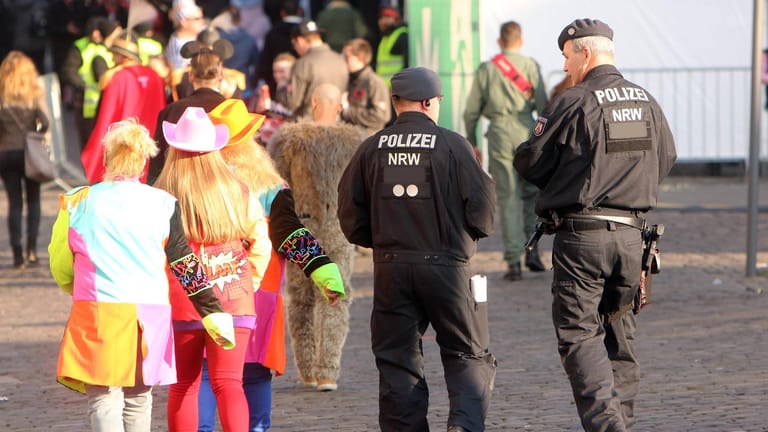 Weiberfastnacht in der Altstadt von Köln (Archivbild): Wegen der Corona-Pandemie fiel der Karnevalsauftakt dieses Jahr aus, doch einige Kölner wollten trotzdem feiern.