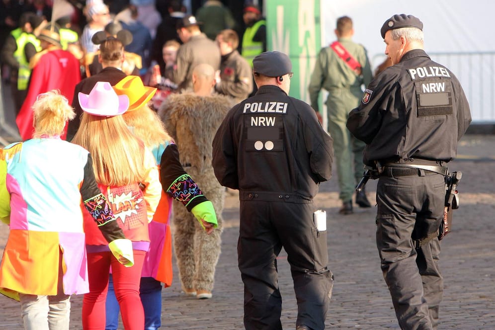 Weiberfastnacht in der Altstadt von Köln (Archivbild): Wegen der Corona-Pandemie fiel der Karnevalsauftakt dieses Jahr aus, doch einige Kölner wollten trotzdem feiern.