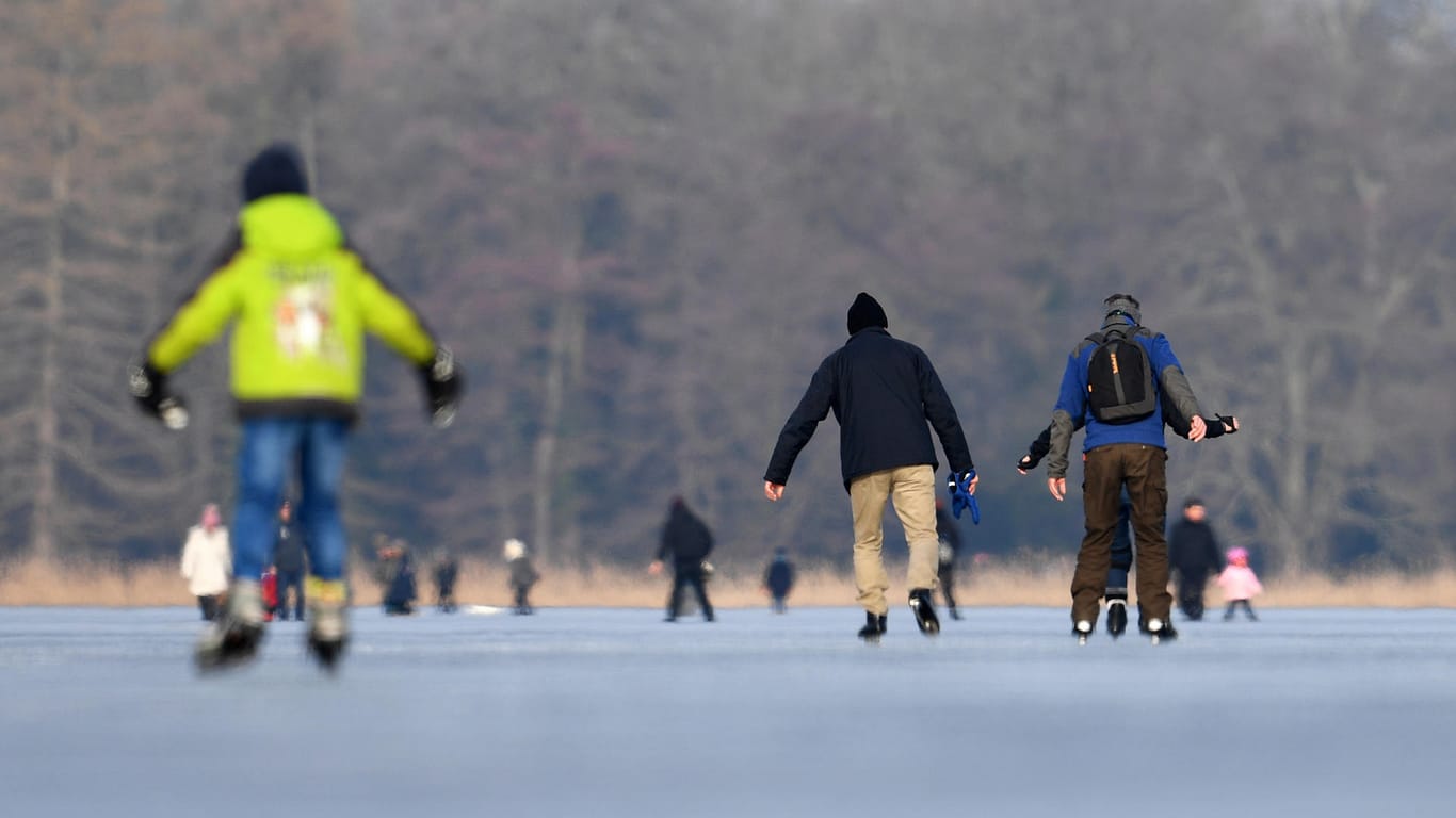 Schlittschuhläufer auf dem Heiligen See in Potsdam: Das Eis muss für dieses Wintervergnügen immer dick genug sein.