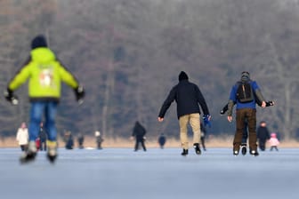 Schlittschuhläufer auf dem Heiligen See in Potsdam: Das Eis muss für dieses Wintervergnügen immer dick genug sein.